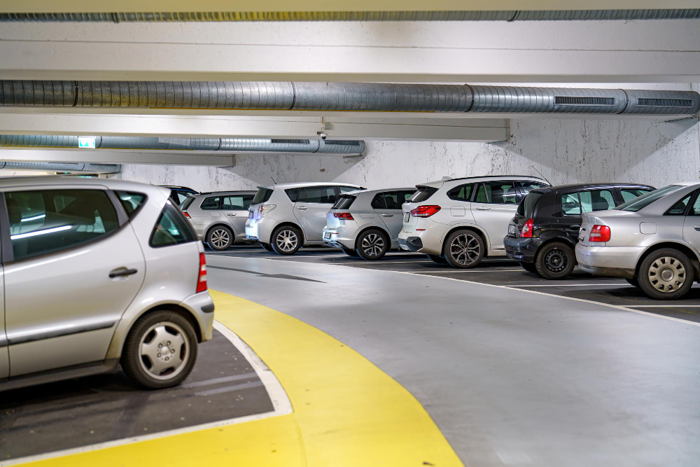 Empleado frustrado buscando plaza de aparcamiento en la empresa tras llegar al trabajo